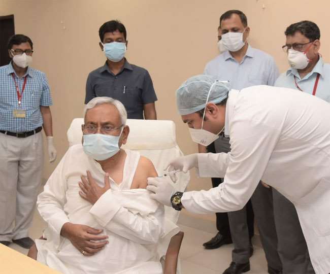 पटना के आइजीआइएमएस में कोरोना की वैक्‍सीन लेते मुख्‍यमंत्री नीतीश कुमार।