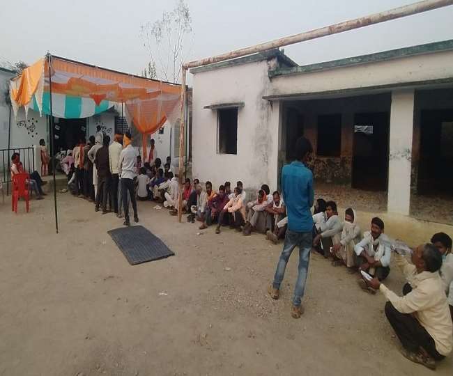 लोग सुबह सात बजे से ही मतदान केंद्र पहुंच रहे हैं।