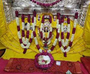 चैत्र नवरात्र के तीसरे दिन मां कल्&zwj;याणी मंदिर में चंद्रघंटा स्&zwj;वरूप का भक्&zwj;त पूजन कर रहे हैं।