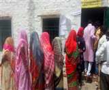 आगरा के शमसाबाद में वोटिंग को लाइन में लगीं महिलाएं।