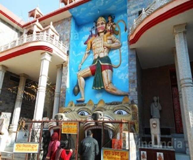 दुर्गा हनुमान मंदिर पर रहती है भक्तों की भीड़।