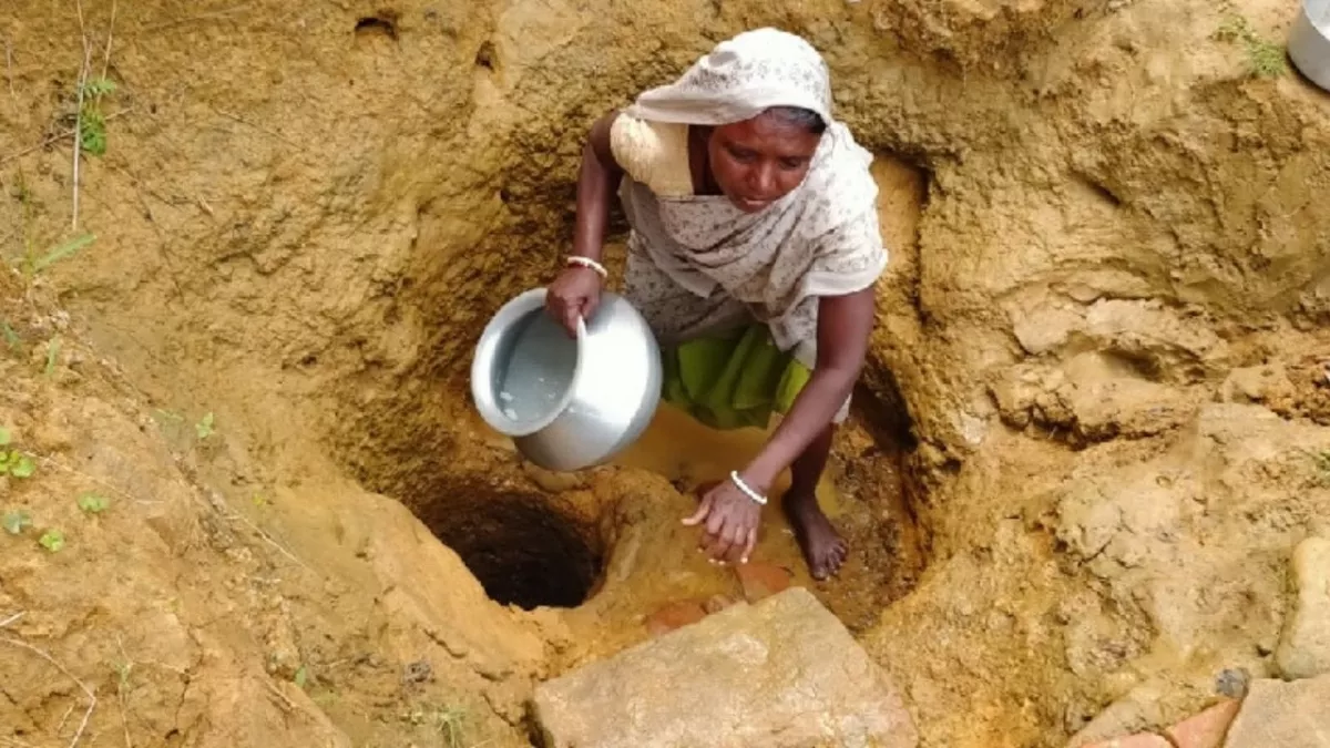 Jharkhand 500 साल पुराने गांव में जिंदगी बचाने की जद्दोजहद, हाथ से