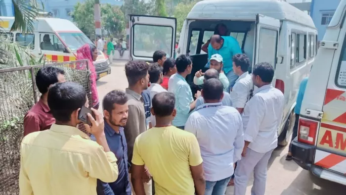 मोतिहारी सदर अस्पताल में उमड़ी लोगों की भीड़ व एंबुलेंस से उतारा जा रहा बीमार