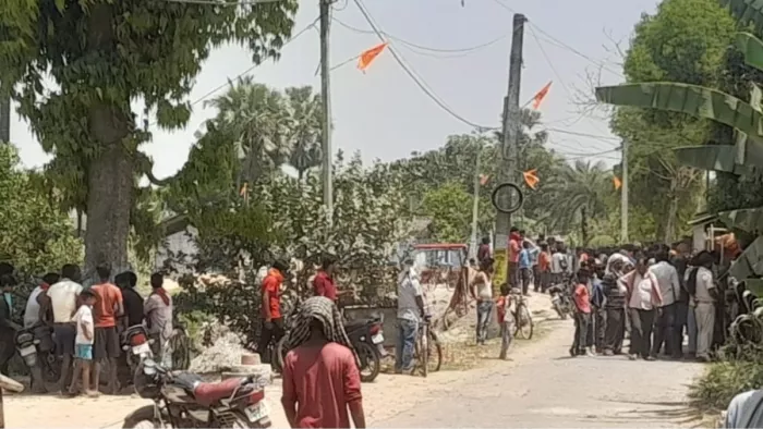 महंगे पलंग के लिए पत्नी की कर दी हत्या, लोगों ने पति को पेड़ से बांध पीट-पीटकर किया अधमरा