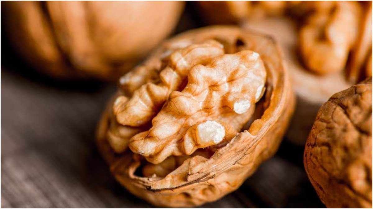 Walnut in Summers: गर्मियों में भी आराम से खा सकते हैं अखरोट, बस ऐसे कैसे  करें इसका सेवन - You can eat walnuts even in summer here is how
