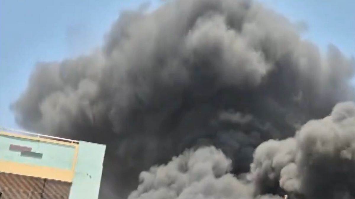 andhra pradesh news a massive fire broke out in a warehouse in anantapur city a cloud of smoke rose into sky