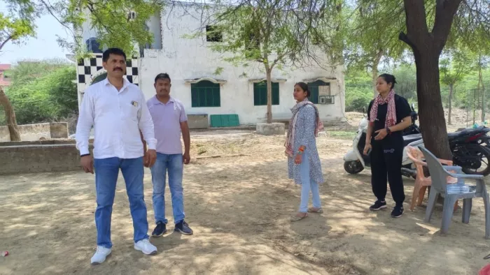अतीक-अशरफ की कब्र के पास सिविल ड्रेस में तैनात पुलिस।