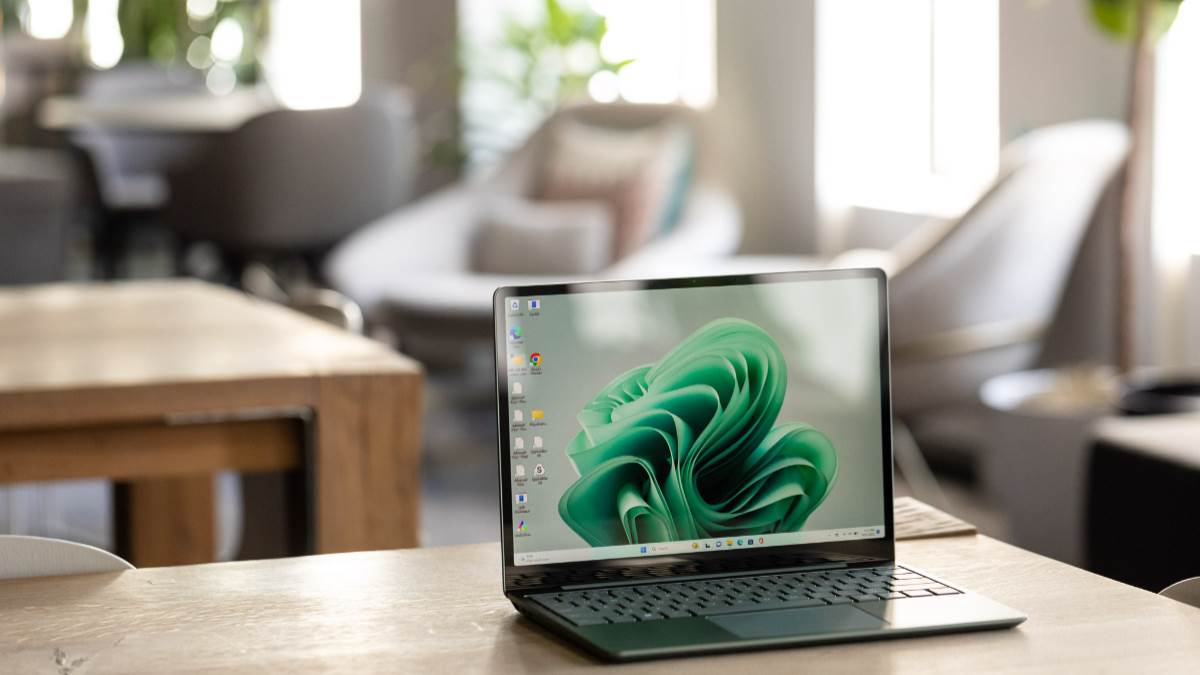 एकदम नए Best Laptops मार्केट में खूब जमा रहे हैं अपना नाम! कीमत 65 हज़ार रुपए से कम और फीचर्स भी धांसू