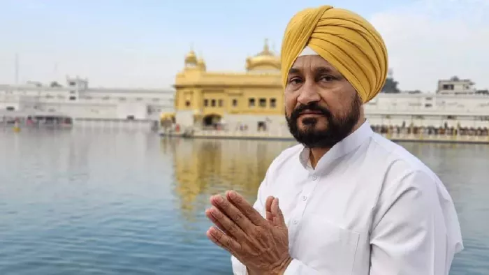 Punjab News: पूर्व सीएम चन्नी स्वर्ण मंदिर पहुंच हुए नतमस्तक।