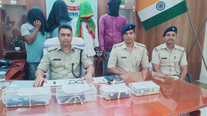 गिरफ्तार उग्रवादियों-बरामद हथियार के बारे में जानकारी देते पुलिस अधीक्षक। (फोटो- जागरण)