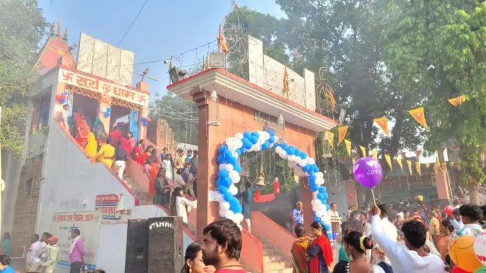 मिर्जापुर स्थित सूर्य मंदिर में छठ को लेकर की गई सजावट