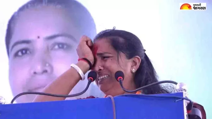 बनासकांठा लोकसभा सीट से कांग्रेस उम्मीदवार गनीबेन ठाकोर मंच पर रो पड़ीं।