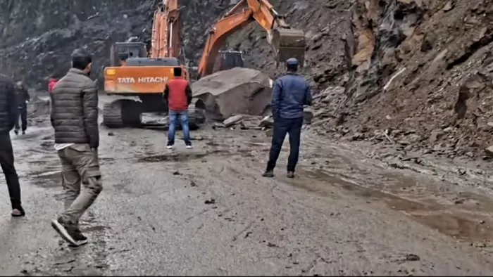 रामबन के किश्तवाड़ी में पस्सियां गिरने से जम्मू-श्रीनगर राष्ट्रीय राजमार्ग बंद।