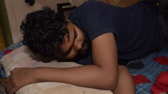 म्यांमार में बंधक बनाए गए इंजी. सागर रिहा होने के बाद अपने घर में।- जागरण