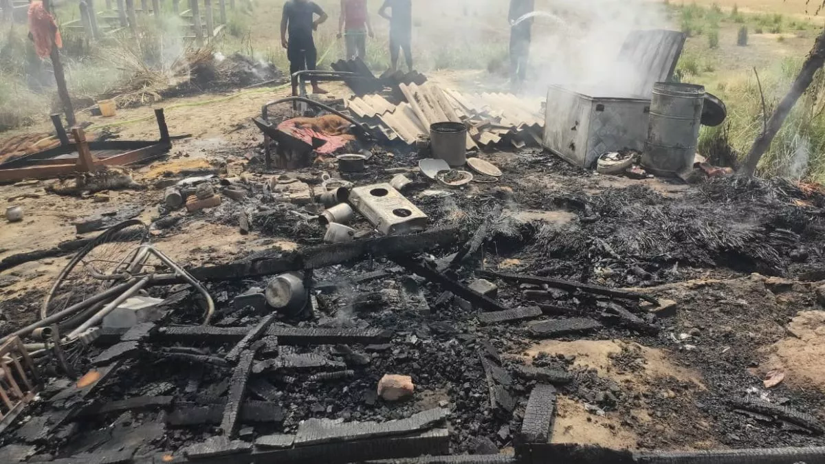 Sant Kabir Nagar News: गैस सिलेंडर विस्फोट होने से घर में लगी आग, हजारों का सामान राख, मची अफरातफरी