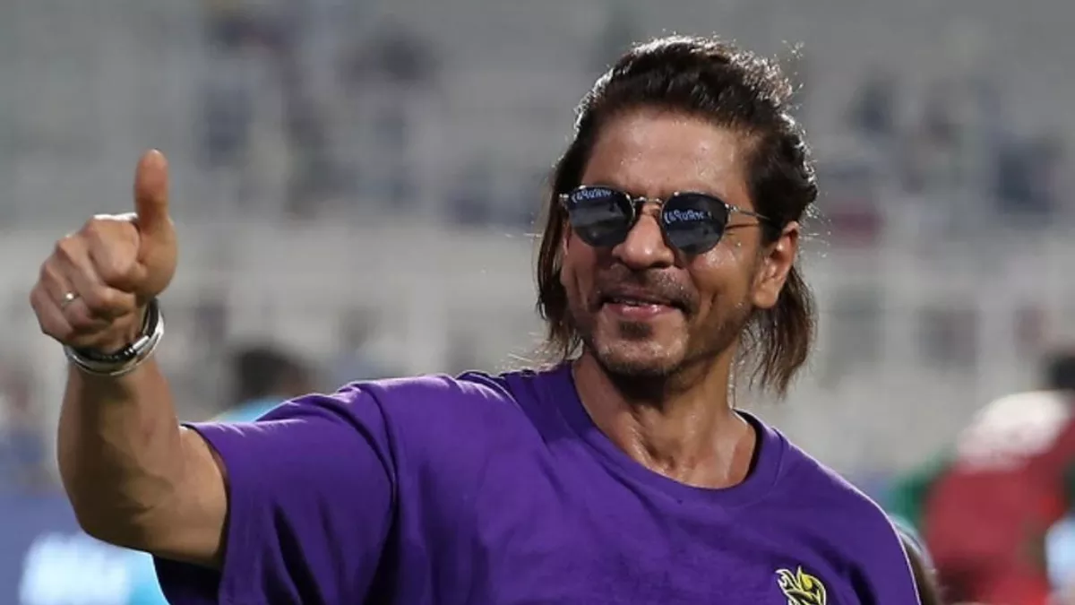 IPL 2024 मैच में गिरे झंडों को देख Shah Rukh Khan ने तुरंत किया ये काम,  एक्टर ने जीते लोगों के दिल - shah rukh khan wins hearts as he picks up