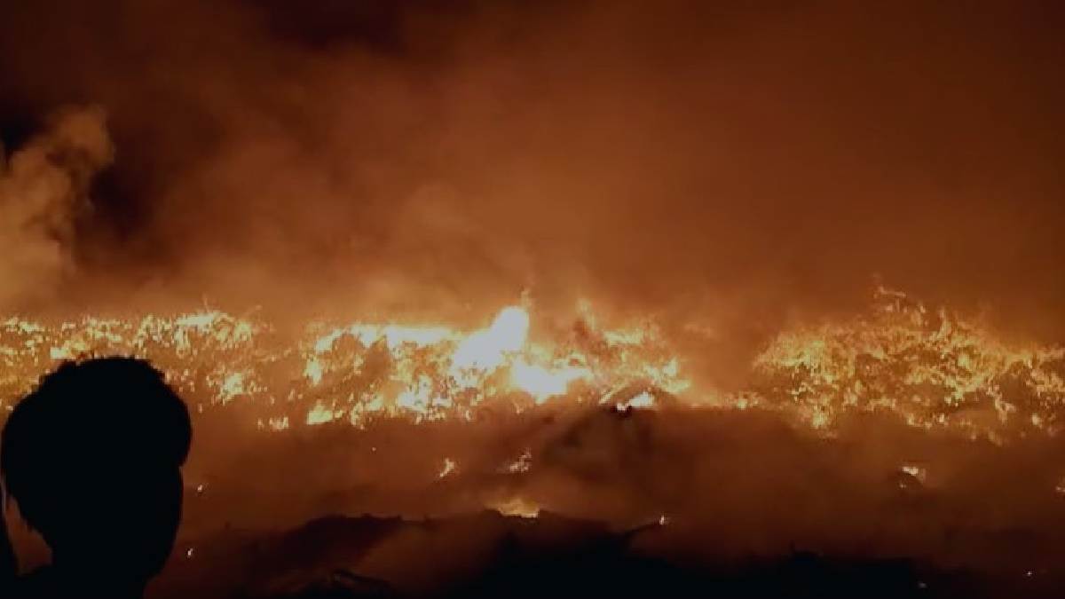 una factory fire news massive fire broke out in plastics industry 10 workers saved their lives by running away