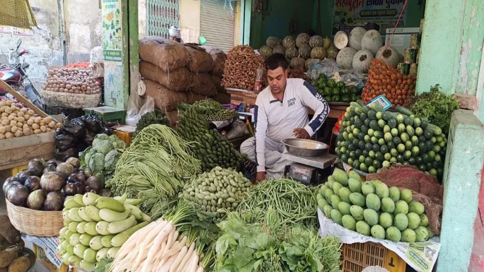 सब्जियों के दाम छू रहे आसमान, आलू भी दिखा रहा आंख।