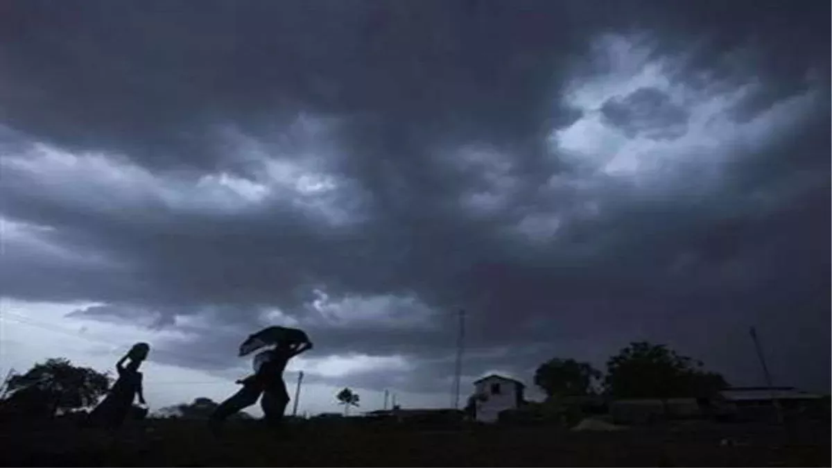 आसमान में काले बादल से मौसम हुआ कूल कूल