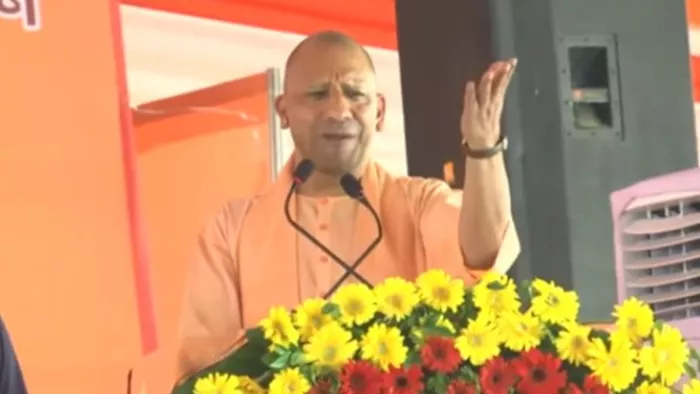 हरदोई में अमर सेनानी राजा नरपति सिंह के विजय दिवस पर जनसभा को संबोधित करते मुख्यमंत्री योगी आदित्यनाथ।