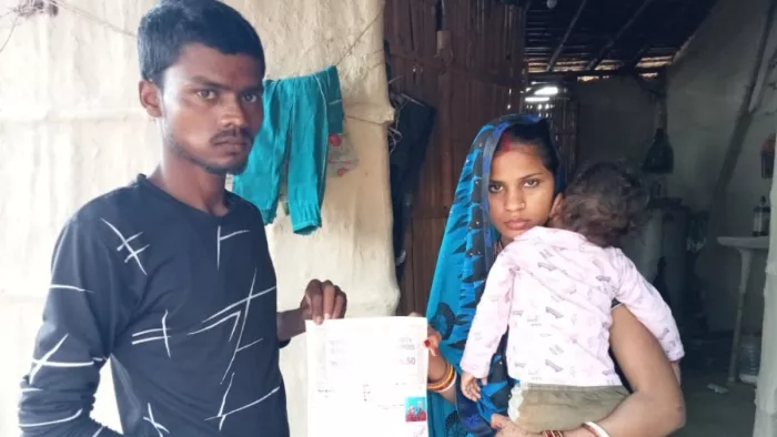 कोर्ट मैरिज के कागज दिखाते हुए अनिल सहनी और पूजा (जागरण)