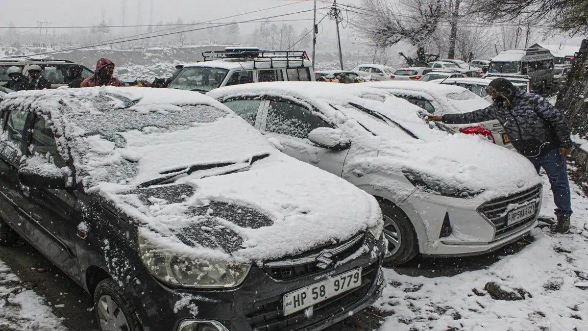 https://www.jagranimages.com/images/newimg/15042025/15_04_2025-himachal_snowfall_news_23918845.jpg