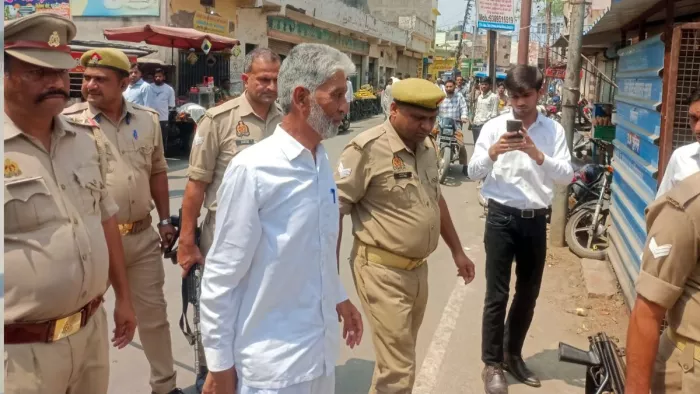 Sambhal News: संभल में जफर अली को न्यायालय ले जाती पुलिस।