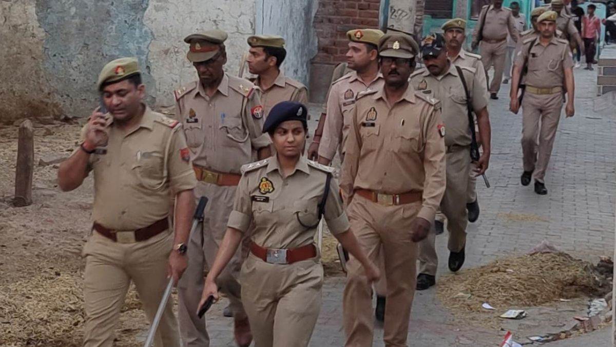 https://www.jagranimages.com/images/newimg/15042025/15_04_2025-mathura_police_dispute_23918852.jpg