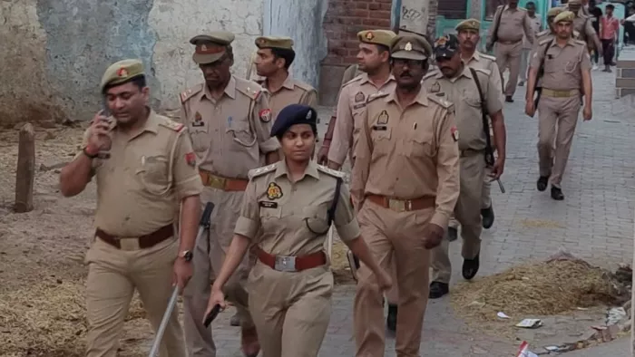 पथराव के बाद गांव स्थित छड़गांव में पुलिस बल के साथ फ्लैग मार्च करतीं सीओ रिफाइनरी श्वेता वर्मा। फोटो जागरण