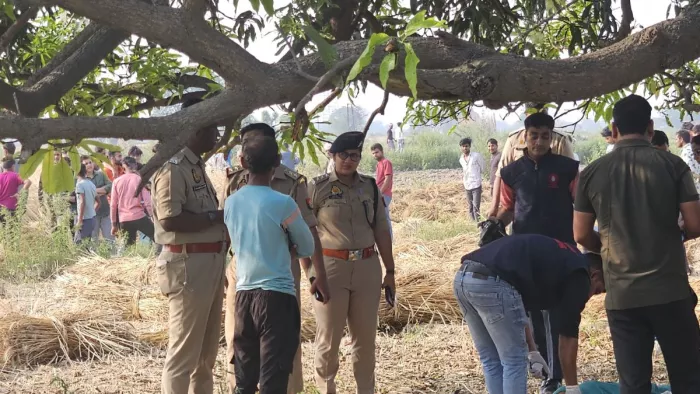 Bulandshahr News: सुसाइड की जांच करने पहुंची पुलिस की टीम।