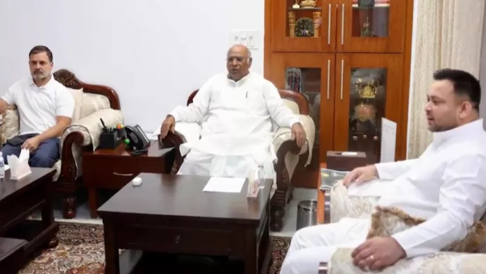 एक घंटे तक चली राहुल-खरगे और तेजस्वी की मीटिंग (एक्स)