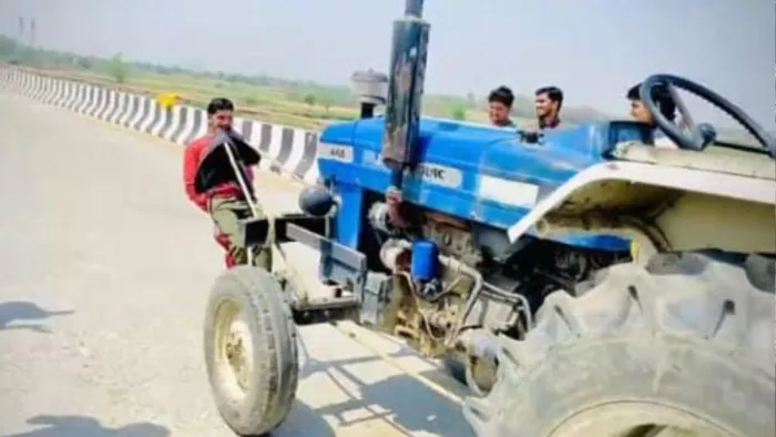 गढ़ी कलंजरी गांव में दांतों से ट्रैक्टर खींचता छात्र l