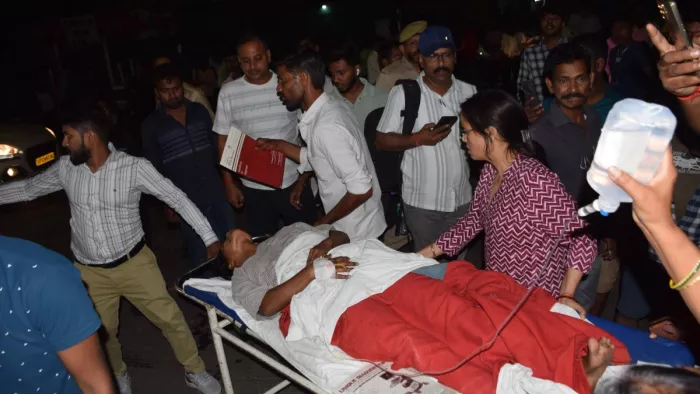 लोकबंधु अस्पताल में लगी आग के बाद मरीजों को स्ट्रेचर और गोद में लेकर बाहर निकाला गया।