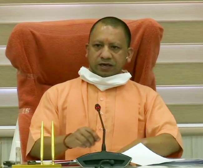 सीएम योगी आदित्यनाथ शनिवार को टीम-9 के साथ अपने सरकारी आवास पर