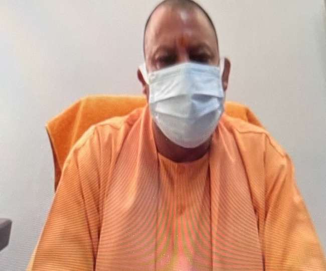 सीएम योगी आदित्यनाथ शनिवार को टीम-9 के साथ अपने सरकारी आवास पर