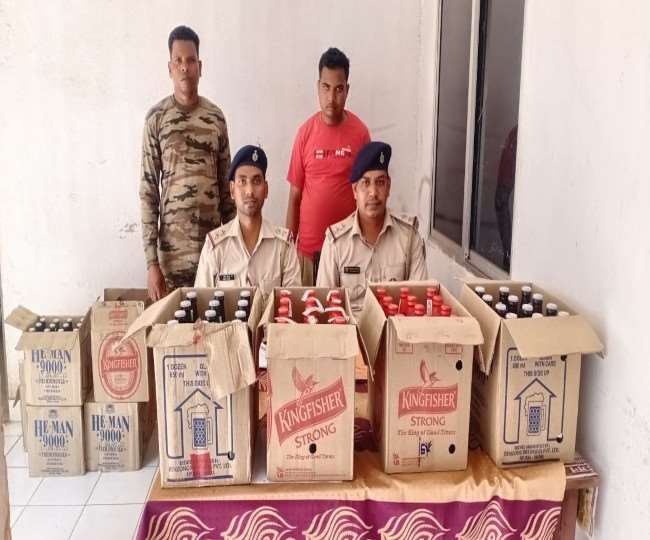 Chaibasa News : गिरफ्तार आरोपी औऱ बरामद शराब के साथ जानकारी देते थाना प्रभारी।