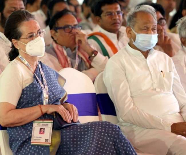उदयपुर में कांग्रेस के नव संकल्प चिंतन शिविर के समापन सत्र में सोनिया गांधी और अशोक गहलोत (ANI Photo)
