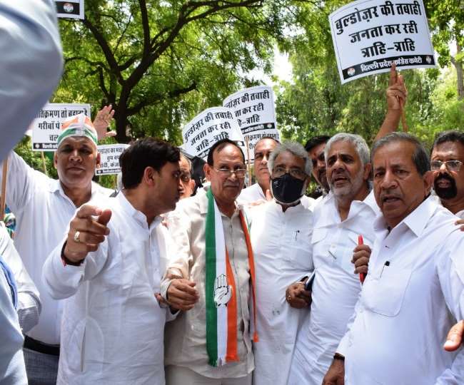 प्रदर्शनकारियों को दिल्ली पुलिस द्वारा बैरिकेड लगा कर उन्हें बीच में ही रोक दिया।