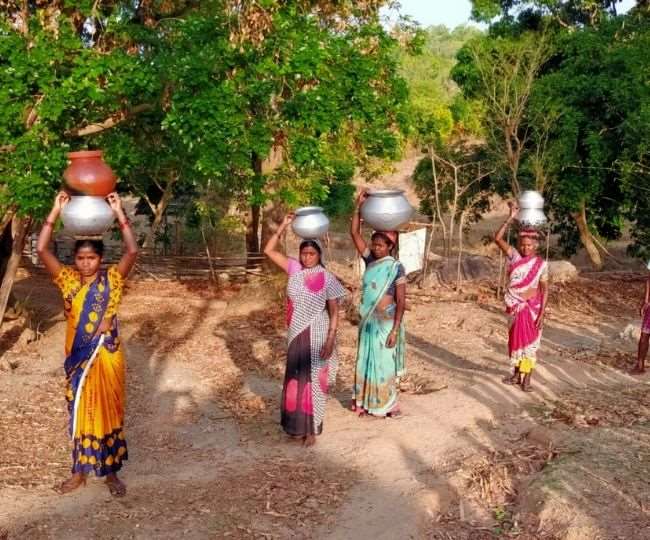 Primitive Tribal Lifestyle: जानिए, झारखंड-छत्तीसगढ़ सीमा की पहाड़ी बसे ओखरगढ़ा गांव में कैसे रहती है आदिम जनजाति