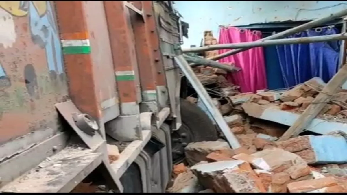 Jharkhand News: हजारीबाग में घर में घुसा ट्रक... तीन लोग घायल... चतरा में वृद्ध को वाहन ने रौंदा