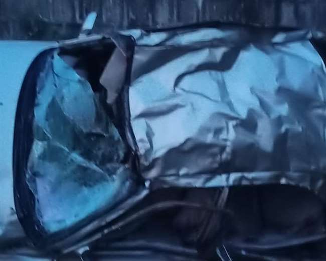 दुर्घटना के बाद बुरी तरह से क्षतिग्रस्त कार