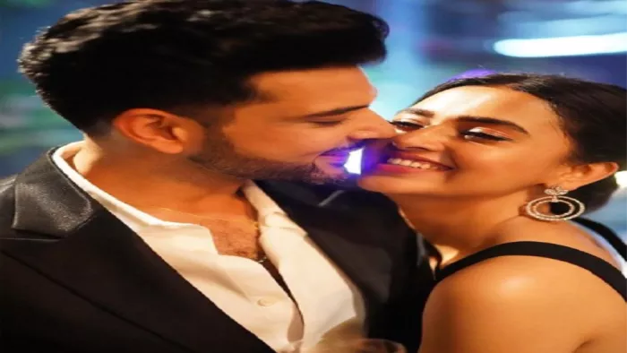 Tejashwi Prakash was seen taking care of Karan Kundrra at Zareen Khan birthday party.