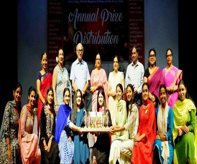 केएमवी की विजेता छात्राओं के साथ प्रिंसिपल अतिमा शर्मा द्विवेदी।