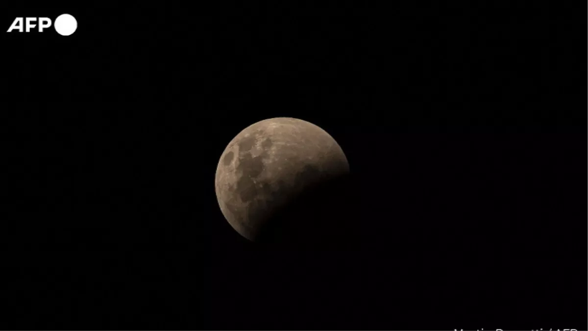 Chandra Grahan 2022 Updates: साल का पहला चंद्र ग्रहण, अर्जेंटीना में दिखा अलग नजारा | In Video