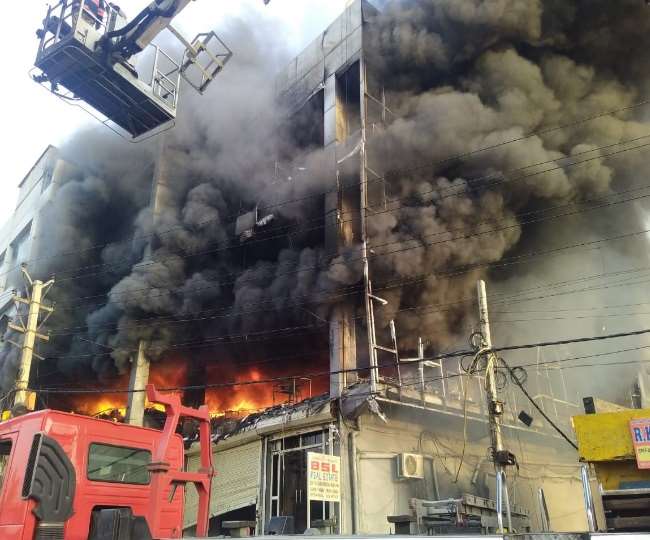 आग लगने के 40 मिनट बाद दी गई अग्निशमन विभाग को सूचना।