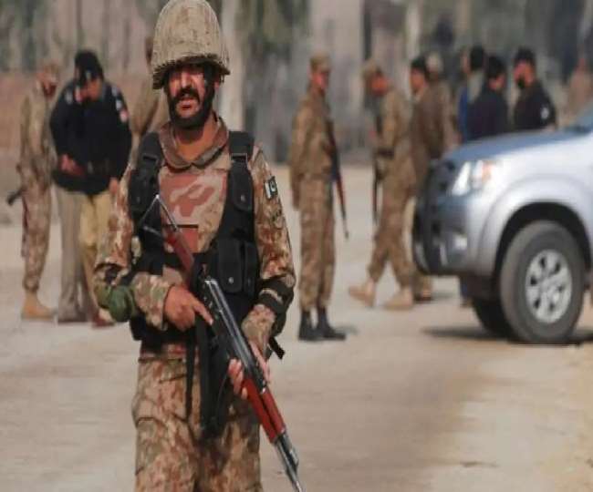 उत्तरी वजीरिस्तान के मीरनशाह इलाके में आत्मघाती हमले में तीन पाकिस्तानी सैनिक और तीन बच्चे मारे गए।