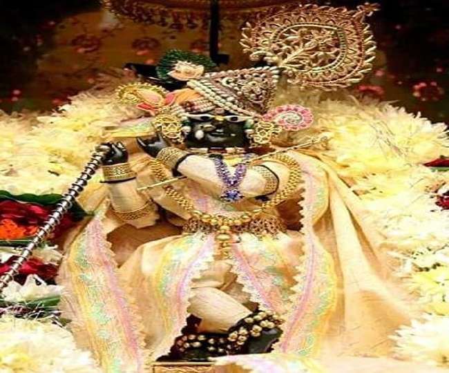 Radha Raman ju Temple: वृंदावन स्थित राधा रमण मंदिर में श्रंगारित विग्रह।