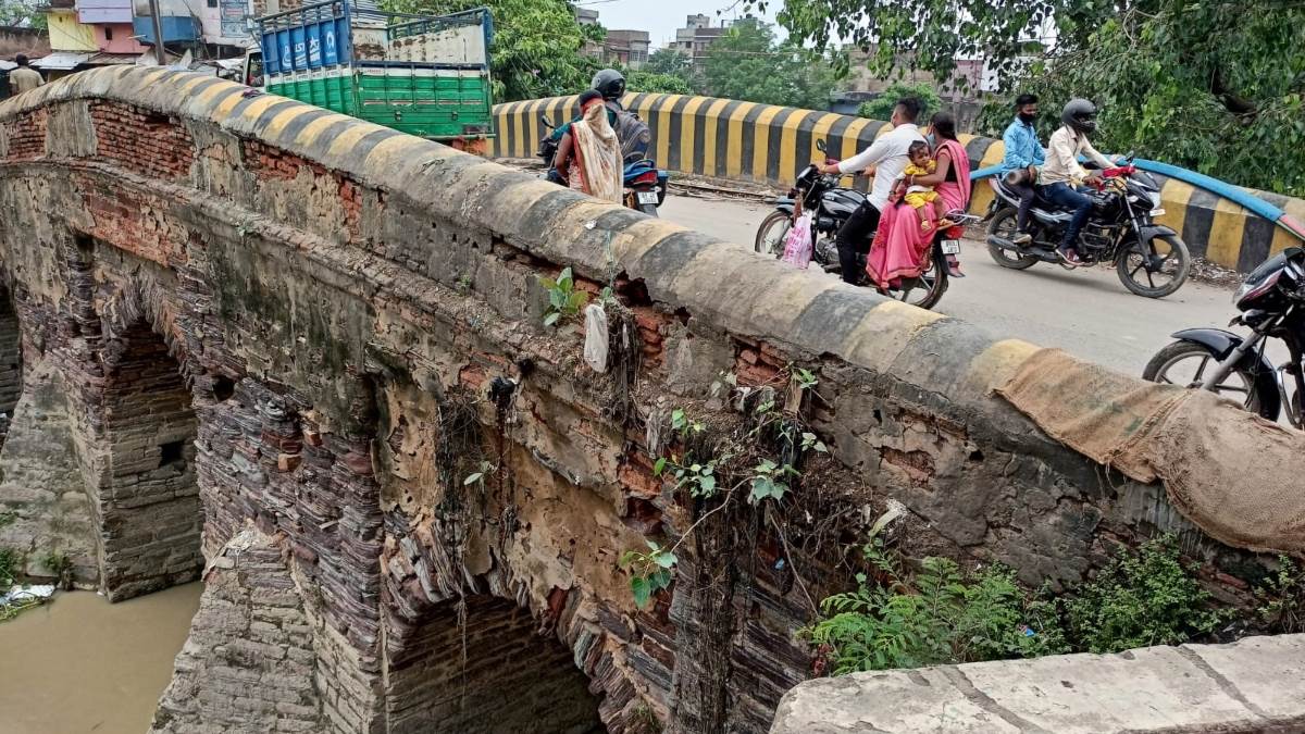https://www.jagranimages.com/images/newimg/15052023/15_05_2023-badshahi_bridge_23413028_153327908.jpg
