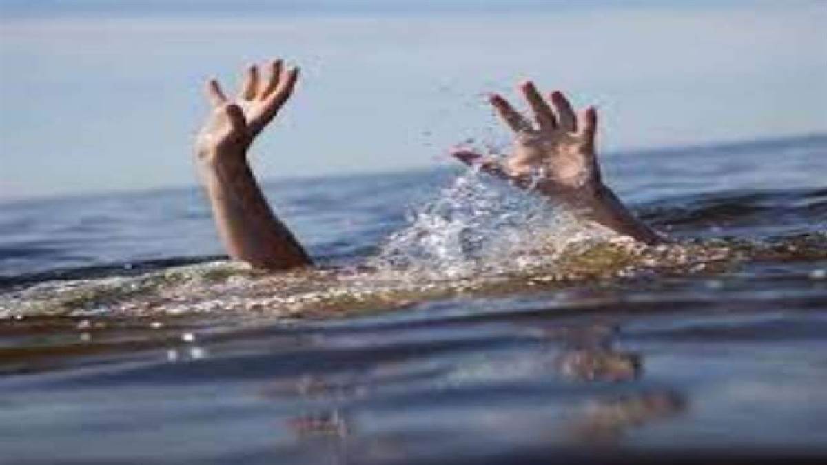 four people drowned in saryu river two saved and teenagers search in gorakhpur