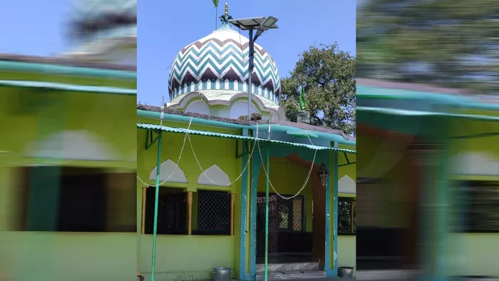 बिजरानी रेंज में बनी 100 साल पुरानी मजार को ध्वस्त कर दिया गया।